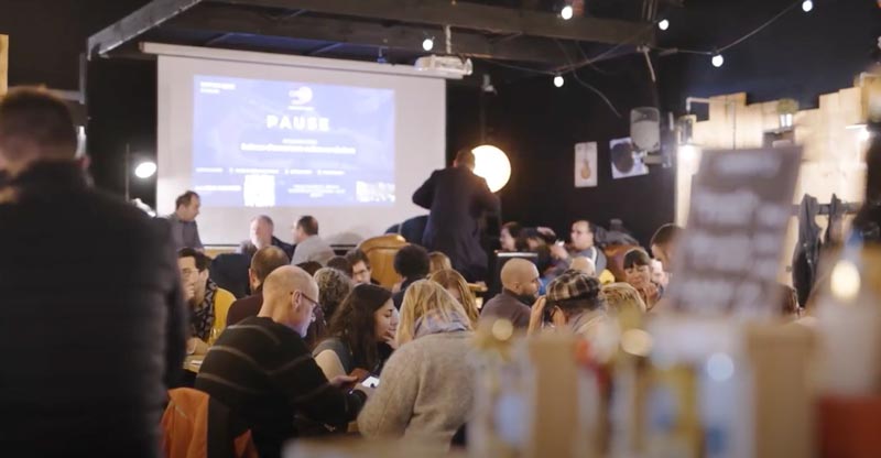 Joueurs en intérieur pendant une pause de Cotton Quiz